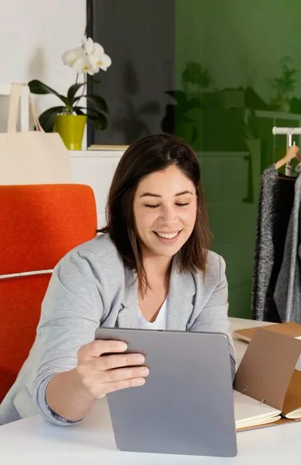 Ecommerce entrepreneur managing orders and fulfillment through a 3PL logistics platform.